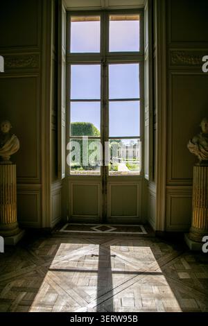 Vue artistique intérieure depuis l'intérieur du petit Trianon, un château historique situé dans le parc du château de Versailles, aux ombres vives Banque D'Images