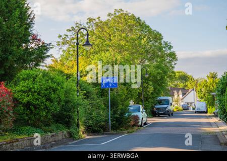 Kaarst, Allemagne, 10.06.2026 - panneau routier de zone résidentielle sur une rue européenne calme, panneau bleu de contrôle de la circulation dans un quartier de banlieue, zone de vie INF Banque D'Images