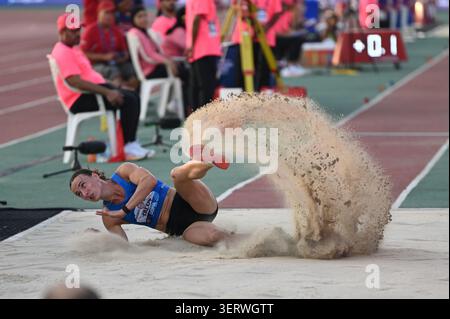 DOHA, QATAR – 19 juin 2026 : les athlètes participent au triple saut féminin lors du Mazraty Doha Meeting 2026 au Qatar Sports Club. Banque D'Images