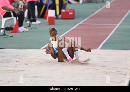 DOHA, QATAR – 19 juin 2026 : les athlètes participent au triple saut féminin lors du Mazraty Doha Meeting 2026 au Qatar Sports Club. Banque D'Images