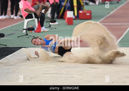 DOHA, QATAR – 19 juin 2026 : les athlètes participent au triple saut féminin lors du Mazraty Doha Meeting 2026 au Qatar Sports Club. Banque D'Images