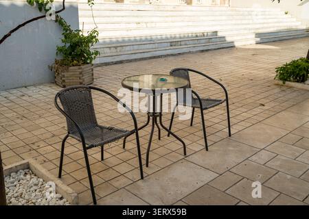 Table de café avec chaises sur un trottoir Banque D'Images