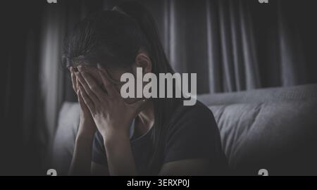 Femme triste éprouvant une détresse émotionnelle à la maison, mettant en évidence la violence contre les femmes, les abus psychologiques, la dépression, le désespoir et l'avar social Banque D'Images