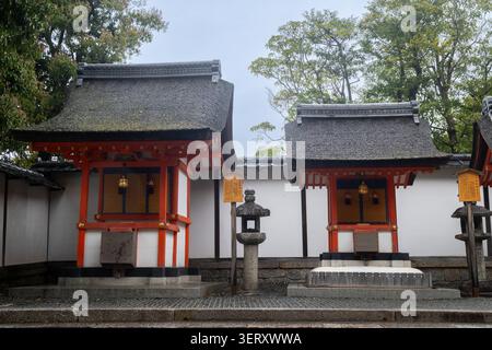 Kyoto, Japon - 10 avril 2026 : Ema Wood Wish plaques et bandes senbazuru sur un mur dans le sanctuaire shinto Fushimi Inari-taisha Banque D'Images