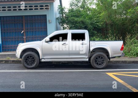 Camionnette argentée propre avec vue latérale gauche se stationne sur la rue de la ville près du sentier piétonnier. Banque D'Images