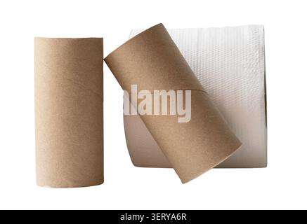 Rouleau de papier de soie ou rouleau de papier toilette avec des noyaux ou des tubes de papier de soie dans la pile est isolé sur fond blanc avec chemin de découpage. Banque D'Images