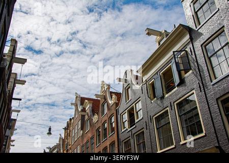 Amsterdam, pays-Bas. 22 juin 2014, maisons traditionnelles du canal d'Amsterdam avec des pignons contre le ciel nuageux Banque D'Images
