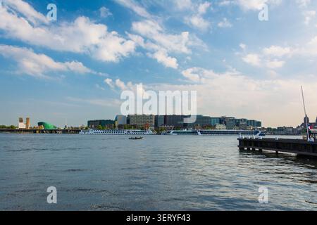 Amsterdam, pays-Bas. 22 juin 2014, Amsterdam IJ River Cityscape avec NEMO Museum Banque D'Images