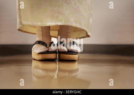 Gros plan des sandales Zori japonaises traditionnelles et des chaussettes Tabi portées avec Kimono Banque D'Images