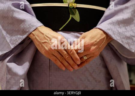 Gros plan des mains d'une femme âgée repliées sur le kimono japonais traditionnel Banque D'Images