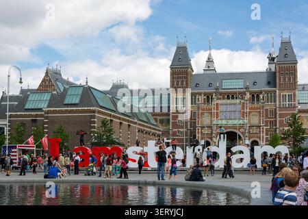 Amsterdam, pays-Bas. 22 juin 2014, je signe Amsterdam avec Rijksmuseum et les touristes Banque D'Images