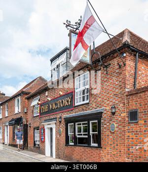 Le Victory Inn, également connu sous le nom de 'The Vic', est un pub en briques rouges classé Grade II situé sur High Street dans le village pittoresque de Hamble-le-Rice. Banque D'Images