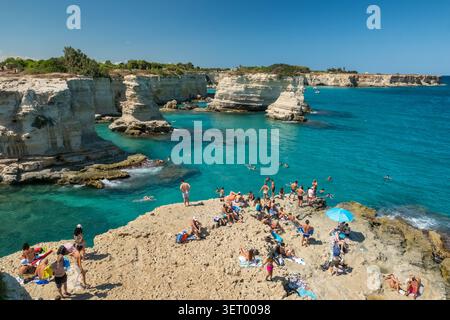 Faraglioni di Sant'Andrea piles de mer et côte rocheuse dans les Pouilles, Italie Banque D'Images