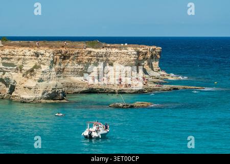 Faraglioni di Sant'Andrea piles de mer et côte rocheuse dans les Pouilles, Italie Banque D'Images