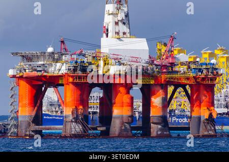 CROMARTY FIRTH, ÉCOSSE, Royaume-Uni - 25 mai 2022 - la plate-forme pétrolière LEADER OCÉANIQUE amarrée dans le Cromarty Firth à Sutherland, Écosse, Royaume-Uni. Les plates-formes pétrolières sont remorquées vers le Cromarty Firth depuis la mer du Nord pour être réparées ou démantelées par le chantier naval de Nigg - photo : Geopix/Bill Mitchell Banque D'Images