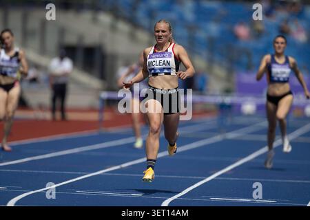 20 juin 2026 ; Alexander Stadium, Birmingham, West Midlands, Angleterre; championnats britanniques d'athlétisme Novuna 2026 ; Hayley McLean de Shaftesbury Barnet Harriers célèbre sa victoire sur le 400 m haies féminin Banque D'Images