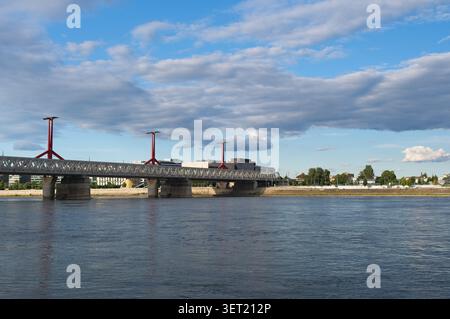 Budapest, Hongrie - 12 juin 2026 : vue panoramique sur le pont moderne Rakoczi traversant le Danube sous un ciel bleu avec de doux nuages d'été. Banque D'Images