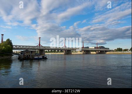 Budapest, Hongrie - 12 juin 2026 : vue panoramique sur le pont Rakoczi enjambant le Danube avec des bateaux amarrés le long de la rive. Banque D'Images