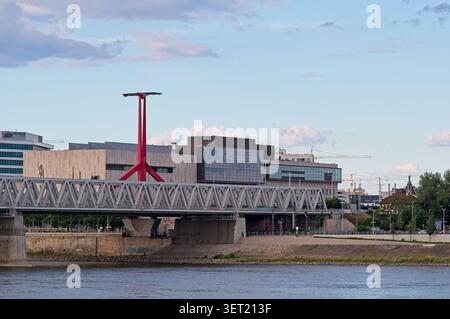Budapest, Hongrie - 12 juin 2026 : le pont Rakoczi sur le Danube, avec le centre culturel Müpa Budapest et le théâtre national derrière lui. Banque D'Images