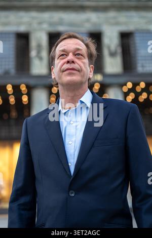 Homme d'affaires confiant en costume formel sur City Street. Banque D'Images