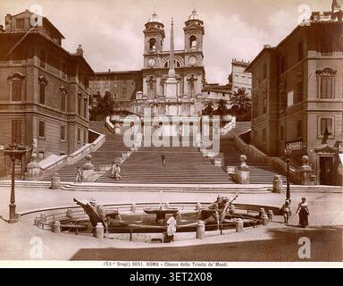 Photographie (tirage de carte postale ultérieur), Rome, vers 1890. « Rome – Église de Chiesa della Trinità de’ Monti », catalogue n° 3651. Une vue architecturale documentaire montrant l'église Trinità dei Monti au sommet de la place d'Espagne, photographiée à l'origine par Giacomo Brogi et diffusée plus tard sous forme de carte postale imprimée à la fin du XIXe siècle. Rome, Trinità dei Monti, place d'Espagne, Giacomo Brogi, photographie du XIXe siècle, carte postale des années 1890, vue architecturale, paysage urbain, Rome historique, église catholique, photographie de voyage Banque D'Images