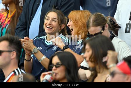 De gauche à droite Lena Wurzenberger (petite amie de l'entraîneur de l'équipe nationale Julian Nagelsmann, Allemagne), Burg 'Burgi' Nagelsmann (mère de Julian Nagelsmann) Toronto, 20 juin 2026, football, Coupe du monde FIFA 2026 aux États-Unis, au Mexique et au Canada, phase de groupes, Allemagne - Côte d'Ivoire Banque D'Images