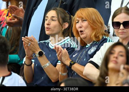 De gauche à droite : Lena Wurzenberger (petite amie de l'entraîneur national Julian Nagelsmann, Allemagne), Burg 'Burgi' Nagelsmann (mère de Julian Nagelsmann) Toronto, 20 juin 2026, football, Coupe du monde FIFA 2026 aux États-Unis, au Mexique et au Canada, phase de groupes, Allemagne - Côte d'Ivoire Banque D'Images