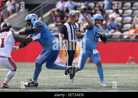 Ottawa, Canada. 20 juin 2026. Le quarterback Chad Kelly (12 ans) des Argonauts de Toronto lance la balle lors du match de la LCF entre les Argonauts de Toronto et les Redblacks d’Ottawa qui se tient au stade TD place à Ottawa, Canada. Daniel Lea/CSM/Alamy Live News Banque D'Images