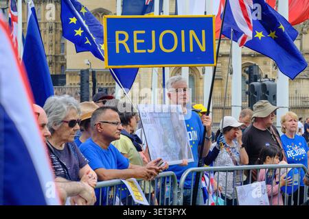 Londres, Royaume-Uni. 20 juin 2026. Les militants pro-européens se rassemblent à Londres pour la National Rejoin mars 2026, marquant une décennie depuis le référendum qui a sorti le Royaume-Uni de l'Union européenne. Photo : les militants pro-UE et leurs partisans se rassemblent sur la place du Parlement. Banque D'Images
