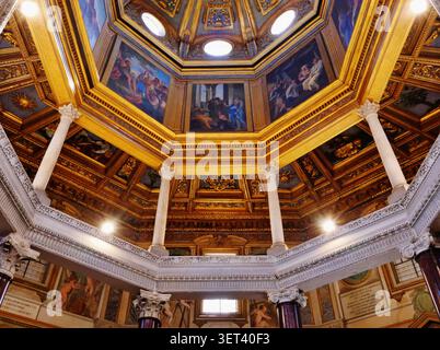 Intérieur du Baptistère papal San Giovanni in fonte al Laterano/Baptistère du Latran, Rome, Latium, Italie, avril 2024 Banque D'Images