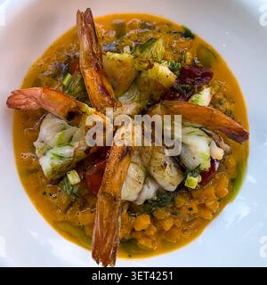 Risotto aux fruits de mer avec crevettes grillées disposées sur le dessus Banque D'Images