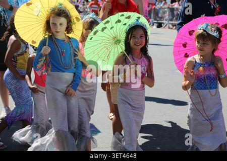 New York, États-Unis. 20 juin 2026. Des enfants participent au défilé des sirènes de 2026 sur l'île Coney à New York, aux États-Unis, le 20 juin 2026. Crédit : Liu Yanan/Xinhua/Alamy Live News Banque D'Images