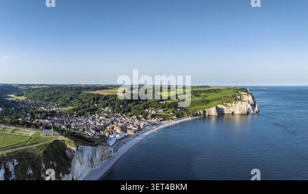 Vue aérienne, panorama sur les falaises de falaise d'amont, avec la ville côtière d'Etretat et la plage, à droite la formation rocheuse de la porte d'aval, BE Banque D'Images