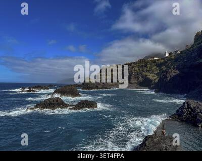 Piscines naturelles sur les falaises de Seixal à Madère. Piscines naturelles le long de la côte de Seixal sur Madère, Portugal Banque D'Images