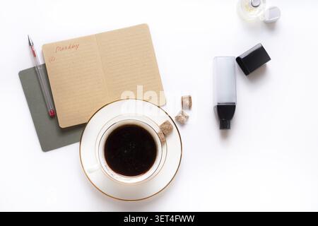 Tasse de café avec journal intime, et cosmétiques de soin autour du fond blanc. mode de vie à plat Banque D'Images