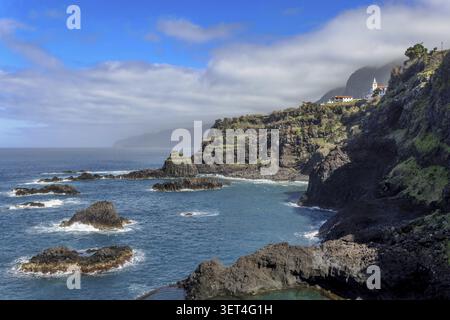 Piscines naturelles sur les falaises de Seixal à Madère. Piscines naturelles le long de la côte de Seixal sur Madère, Portugal Banque D'Images