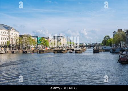 Vue panoramique sur la rivière Amstel et l'architecture historique dans le centre d'Amsterdam, pays-Bas, Europe Banque D'Images