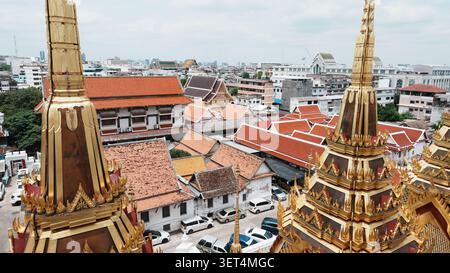 Panorama à plusieurs pointes dorées du temple sur le quartier résidentiel de Bangkok Banque D'Images