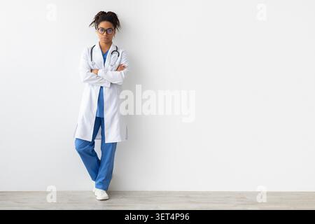 Docteur afro-américain féminin debout en toute confiance dans la clinique, concept de soins de santé Banque D'Images