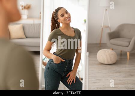 Sourire jeune femme latino-américaine posant devant Mirror at Home, Lifestyle concept Banque D'Images