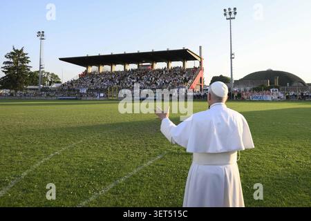Pope Leo XIV greets faithful as he leaves Sant'Angelo Lodigiano at the end of a celebration at the parish of Santi Antonio Abate e Francesca Cabrini on June 20, 2026 in Sant'Angelo Lodigiano, Italy. The Pope's visit to Sant'Angelo Lodigiano, a small Lombard town south of Milan, formed part of his pastoral journey to nearby Pavia. It was here, in 1850, that Francesca Cabrini was born before embarking on a life of mission that would take her across the Atlantic and eventually to Chicago, where she died in 1917. Canonised in 1946, she became the first saint of the United States and was later name Banque D'Images