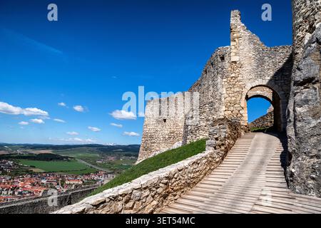 Ancienne porte en pierre et passerelle en bois surélevée menant aux sections supérieures du château de Spiš avec vue panoramique sur la campagne environnante Banque D'Images