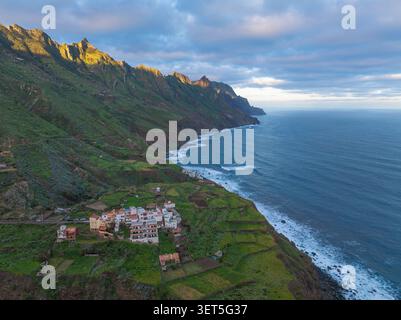 Panorama aérien du lever du soleil des montagnes accidentées d'Anaga et de la côte atlantique vu de Taganana, Tenerife, îles Canaries, Espagne. Banque D'Images