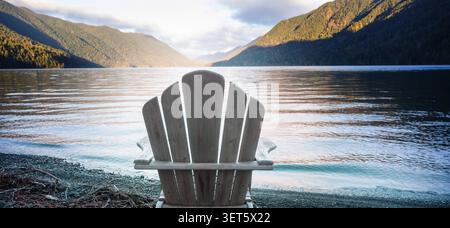 Chaise en bois sur la rive du lac Crescent, Washington, Parc National Olympique, États-Unis Banque D'Images