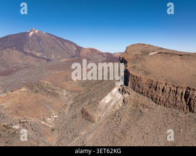 Vue aérienne du mont Guajara avec le mont Teide en arrière-plan, parc national du Teide, Tenerife, îles Canaries, Espagne Banque D'Images
