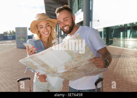 Les nouveaux mariés à la carte et itinéraire planification à new city Banque D'Images