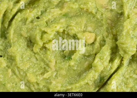 Texture plein cadre de sauce guacamole maison verte vue de dessus. Banque D'Images