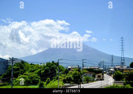 Mont Fuji vu d'une zone rurale par temps clair, Japon Banque D'Images