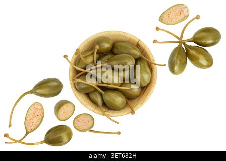 Câpres dans un bol en bois isolé sur fond blanc. Câpres marinées ou en conserve. Vue de dessus. Pose à plat Banque D'Images
