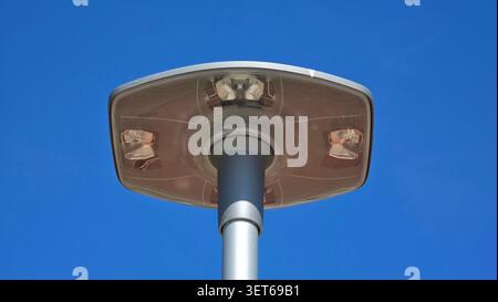 Une vue vers le haut montre une lanterne publique grise contemporaine abritant plusieurs groupes de diodes électroluminescentes pour un éclairage municipal écoénergétique Banque D'Images